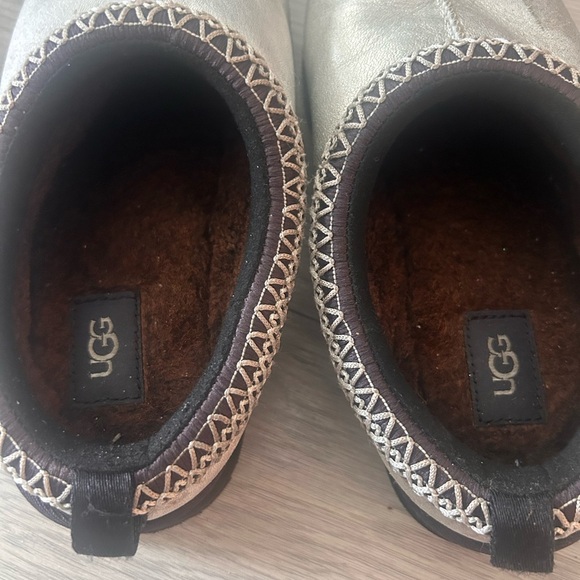 Ugg TAzz Silver Leather Kids Size 4 - Picture 7 of 7